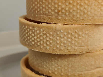 Shortcust tart, filled with lemon, mango, raspberry or chocolate. 
