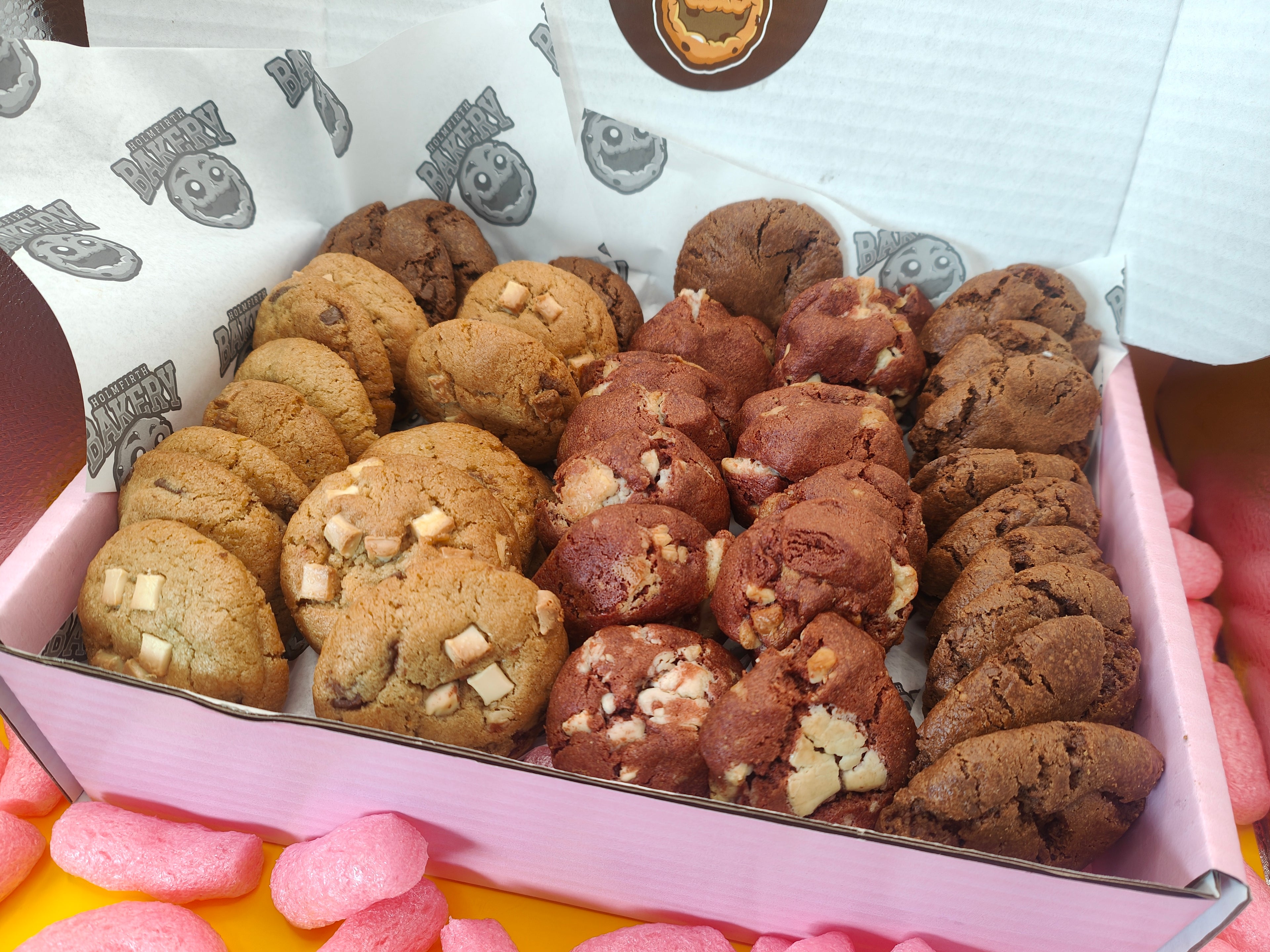 Red Velvet Sharebox – 40 Cookie Dipping Dunking Box with 3 Dips - Snack Biscuit Dessert