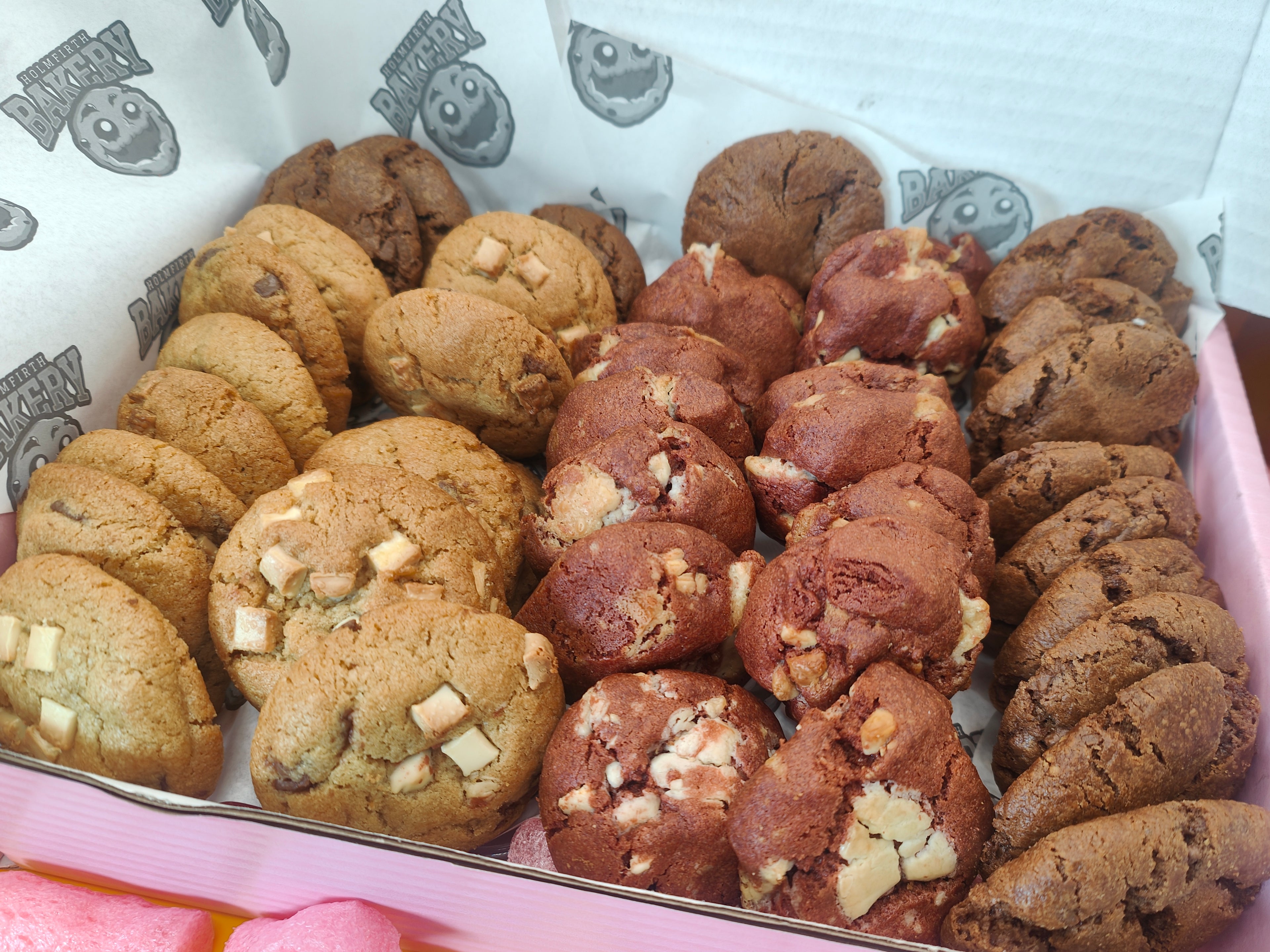 Red Velvet Sharebox – 40 Cookie Dipping Dunking Box with 3 Dips - Snack Biscuit Dessert