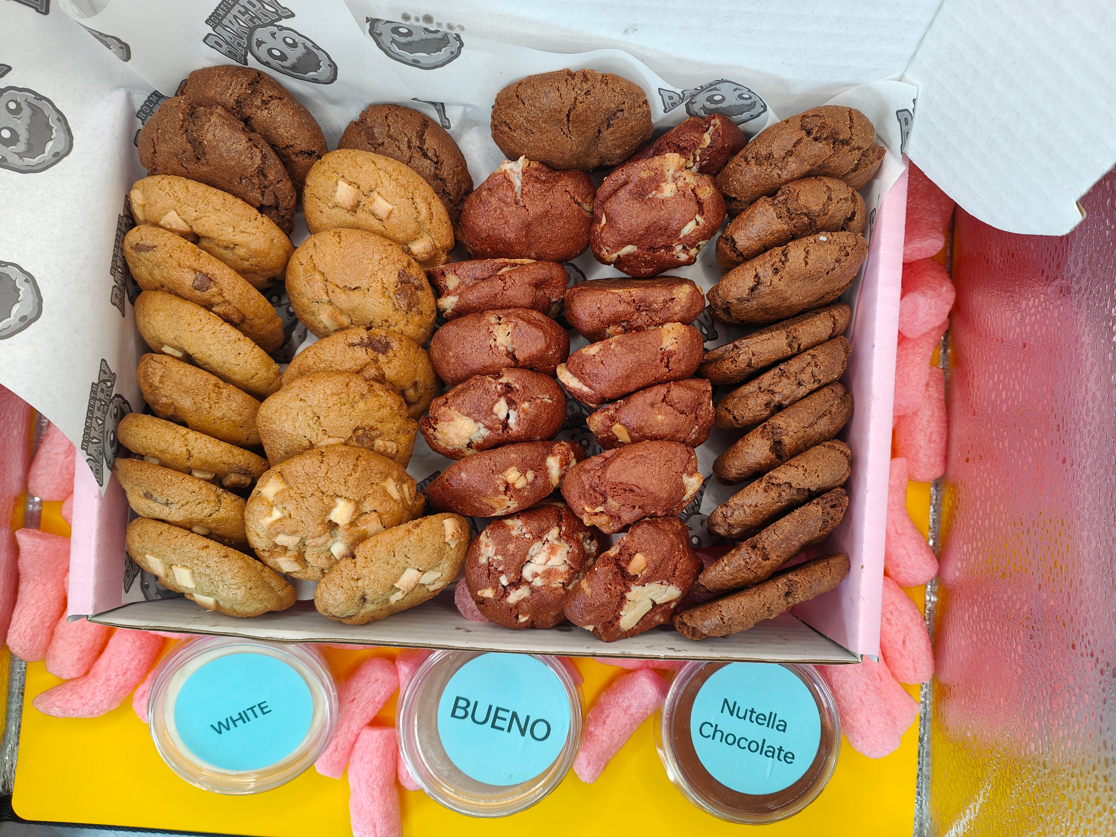 Red Velvet Sharebox – 40 Cookie Dipping Dunking Box with 3 Dips - Snack Biscuit Dessert