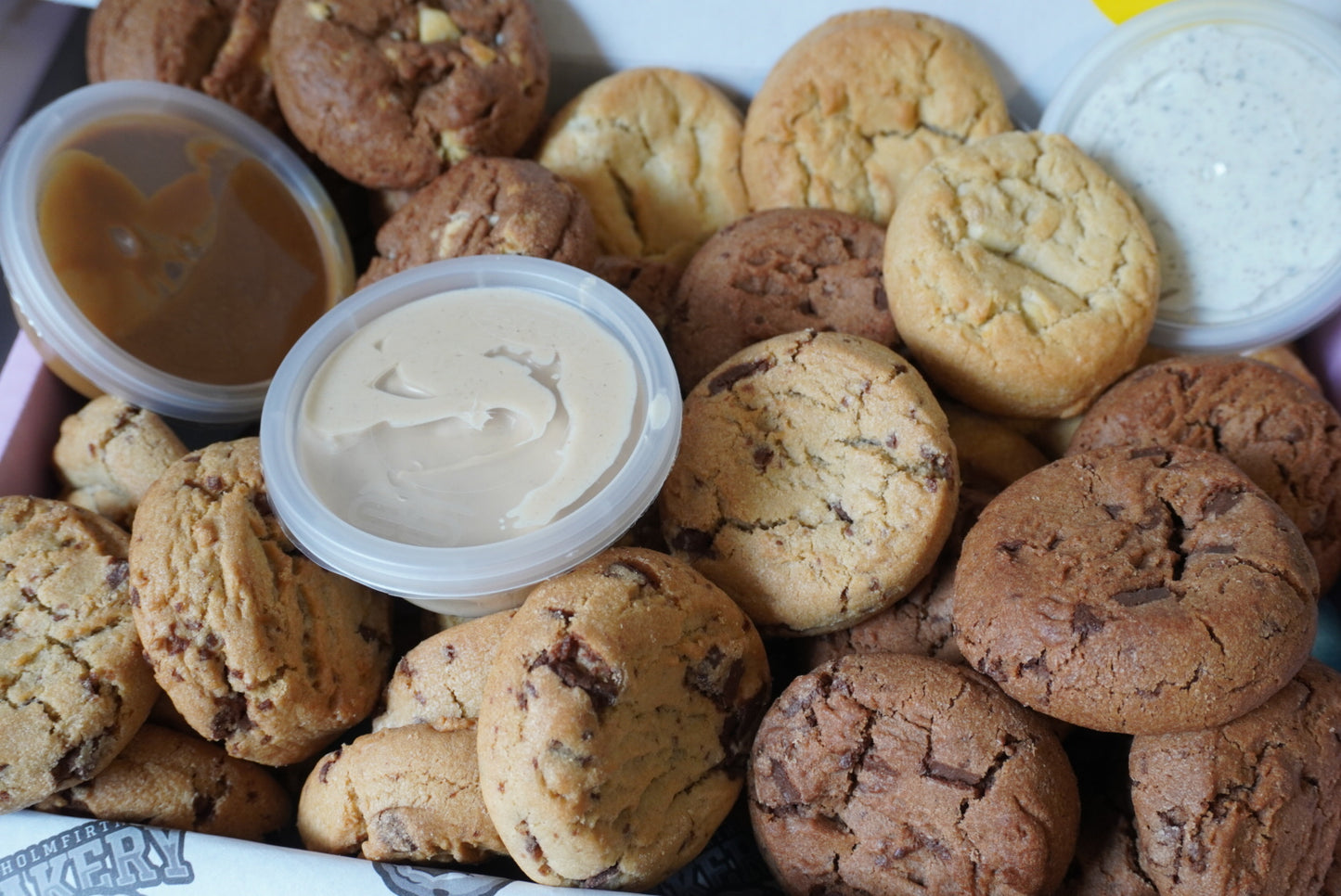 Best Seller Sharebox 40 Cookie 4 Flavour Dipping Dunking Box with 3 Dips