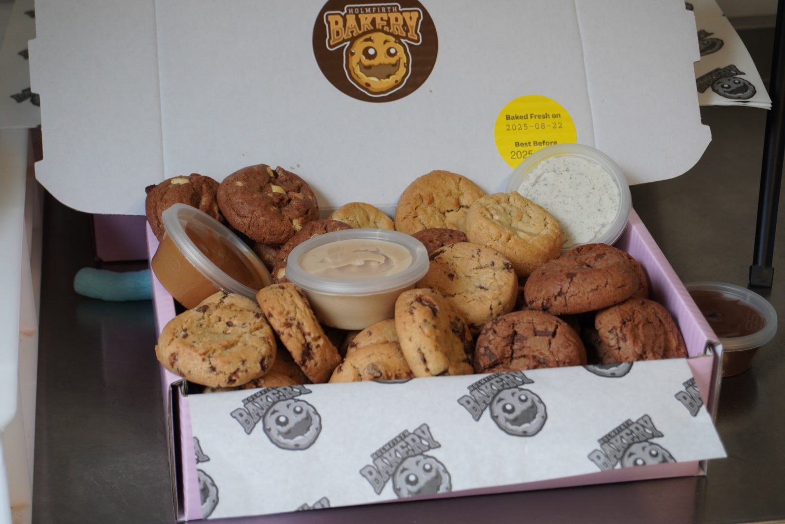 Best Seller Sharebox 40 Cookie 4 Flavour Dipping Dunking Box with 3 Dips